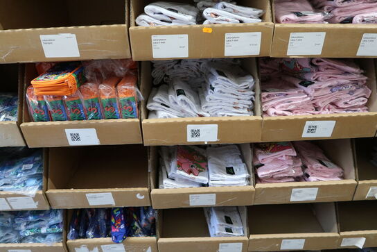 Div. Papkasser med Merchandise bl.a. tøj, huer, penalhuse, tasker m.m.