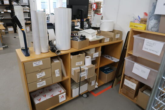 Opbevaringsbur samt 2 stk. reoler med div. Pakkematerialer og palle med indhold