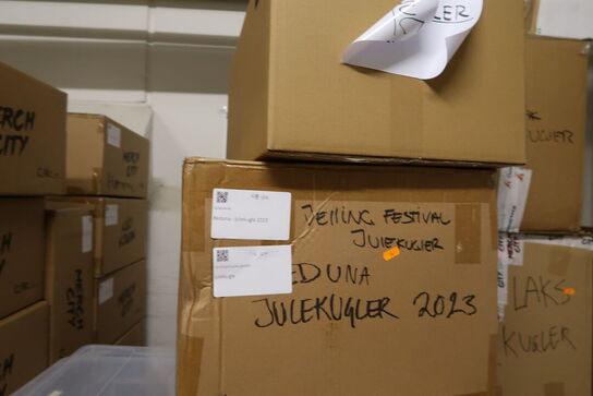 Palle med div. Merchandise bl.a. tøj, julekugler m.m.