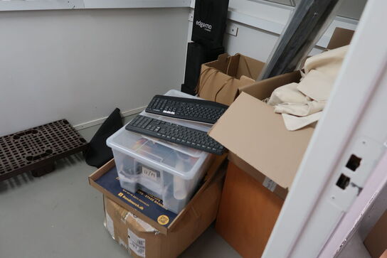 Div. Elektronik, højtalere, skrivebord, merchandise m.m.