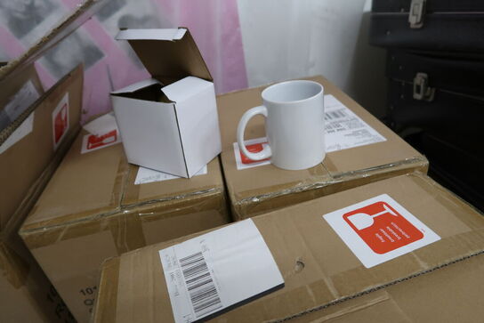 2 stk. hæve/sænke skriveborde med indhold