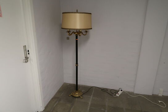 Stumtjener samt bordlampe