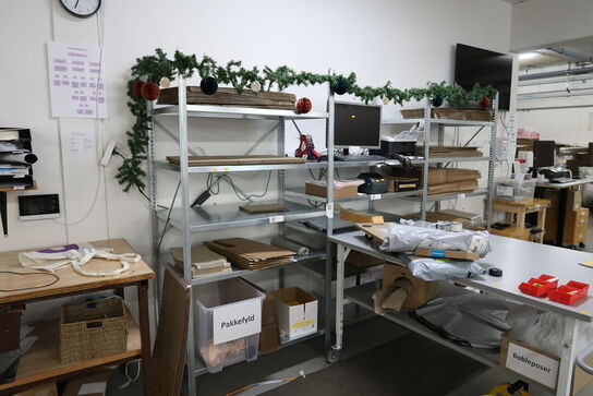 3 fag reoler med div. Pakkematerialer (elektronik medfølger ikke)