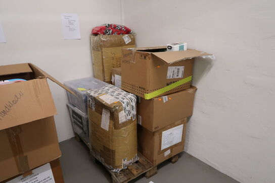 Palle med div. Merchandise bl.a. madkasser, julehuer m.m.