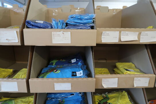 Div. Papkasser med Merchandise bl.a. tøj m.m.