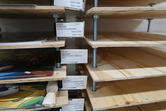 4 stk. stativer/reoler/borde med div. Plakater