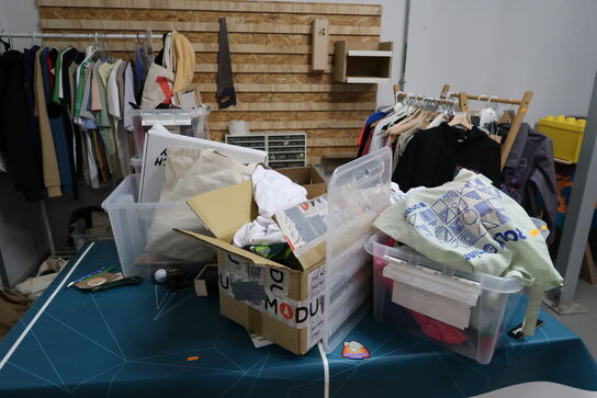 Stole, borde, tøjstativer med div. Tøj m.m.