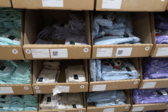 Div. Papkasser med Merchandise bl.a. tøj, huer, penalhuse, tasker m.m.