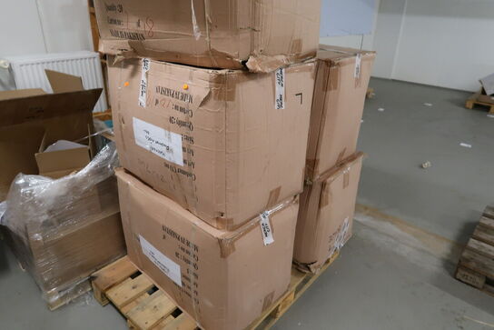 Paller med div. Merchandise bl.a. fodbolde, strømper m.m.