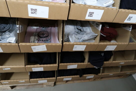 Div. Papkasser med Merchandise bl.a. tøj m.m.