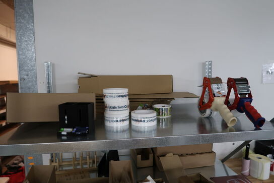 Reol med div. Pakkemateriale