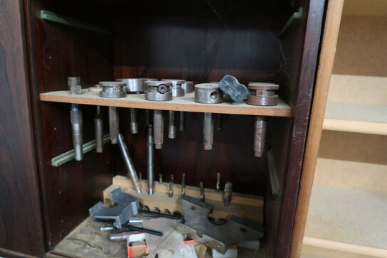 2 stk. vægskabe med div. Værktøj m.m.