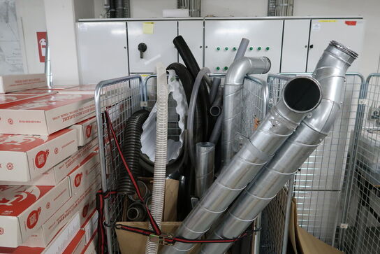 2 stk. opbevaringsvogne med indhold