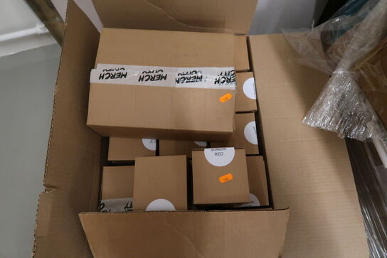 Paller med div. Merchandise bl.a. fodbolde, strømper m.m.