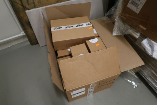 Paller med div. Merchandise bl.a. fodbolde, strømper m.m.