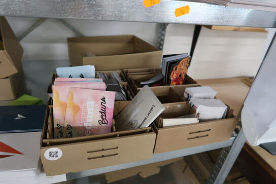 Reol med div. Pakkemateriale