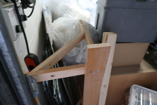 Kontorstol, plastikkasser, trappestige, opbevaringsbord m.m.