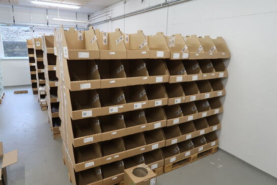 Div. Papkasser med Merchandise bl.a. tøj m.m.