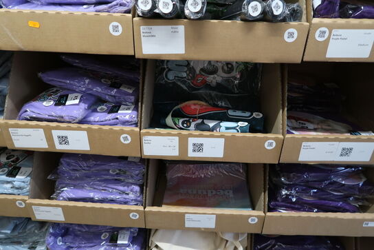 Div. Papkasser med Merchandise bl.a. tøj, huer, penalhuse, tasker m.m.