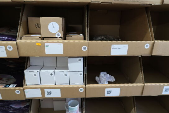 Div. Papkasser med Merchandise bl.a. tøj, huer, penalhuse, tasker m.m.