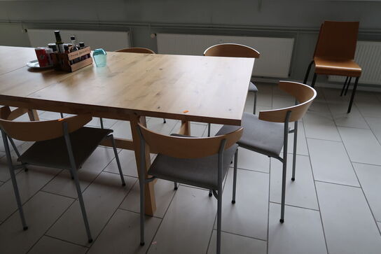 Spisebord med 9 stk. stole, samt bord og 2 stk. stabelstole