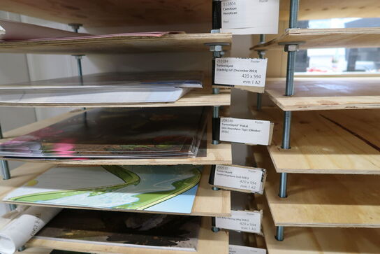 4 stk. stativer/reoler/borde med div. Plakater