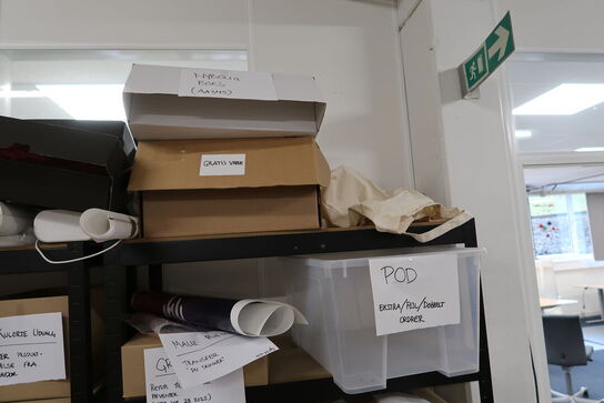 2 stk. lagerreoler med div. Merchandise