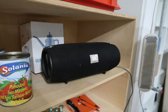 2 stk. vægreoler med indhold