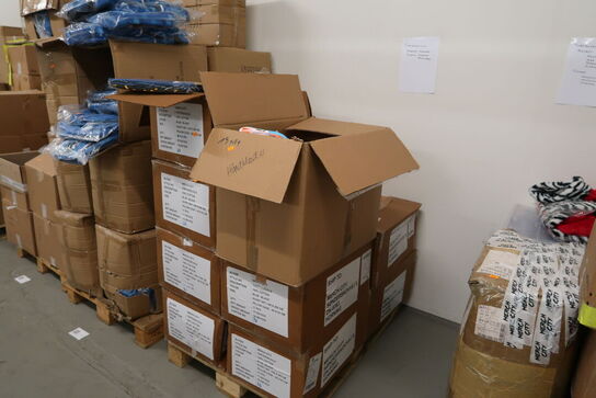 Palle med div. Merchandise bl.a. sengetøj m.m.