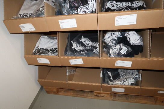 Div. Papkasser med Merchandise bl.a. tøj m.m.