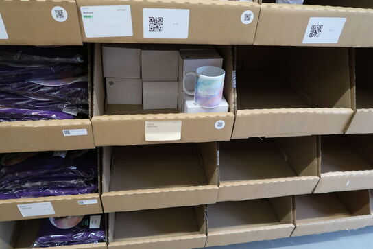 Div. Papkasser med Merchandise bl.a. tøj, huer, penalhuse, tasker m.m.