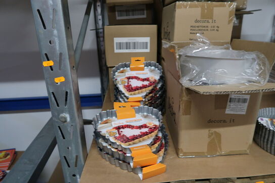 7 stk. paller med div. Merchandise, bl.a. kageforme, bøger, bræddepander m.m.