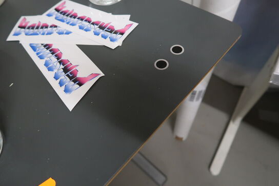 2 stk. hæve/sænke skriveborde med indhold