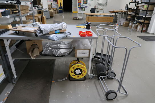 3 stk. skraldespandsstativer samt pakkebord med indhold