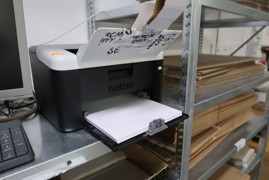 Computerskærm SAMSUNG, computer DELL OptiPlex 3060, printer BROTHER m.m.