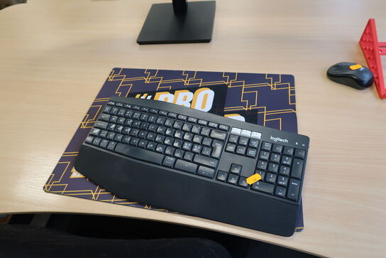 Computerskærm HP P34hc G4 med mus og tastatur