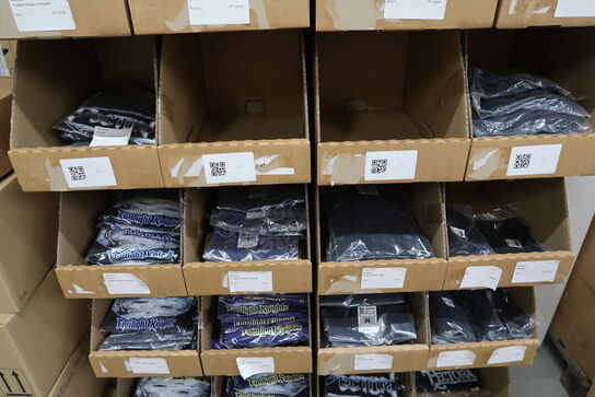 Div. Papkasser med merchandise bl.a. tøj m.m.