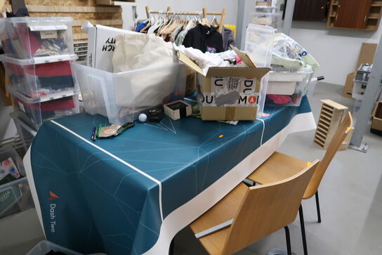 Stole, borde, tøjstativer med div. Tøj m.m.