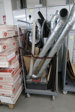 2 stk. opbevaringsvogne med indhold