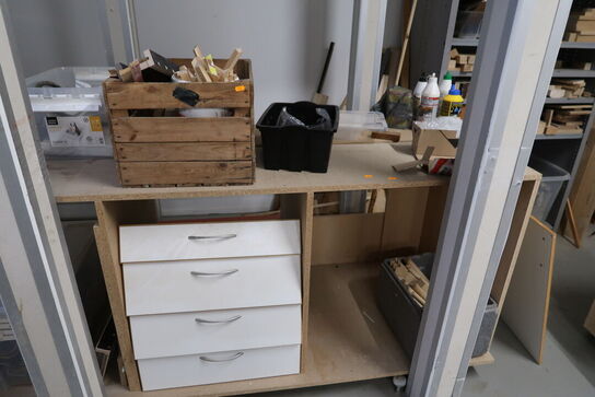 Arbejdsborde/reoler med div. Varelager og værktøj