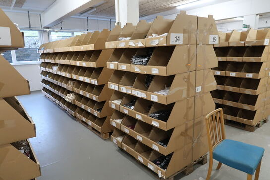 Div. Papkasser med Merchandise bl.a. tøj m.m.