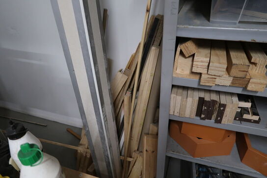 Arbejdsborde/reoler med div. Varelager og værktøj