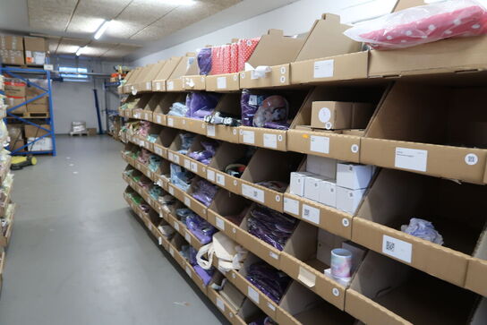 Div. Papkasser med Merchandise bl.a. tøj, huer, penalhuse, tasker m.m.