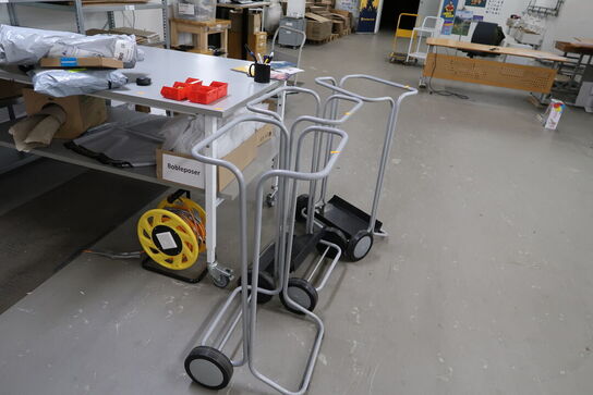 3 stk. skraldespandsstativer samt pakkebord med indhold