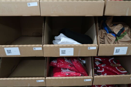 Div. Papkasser med Merchandise bl.a. tøj, kasketter, solbriller m.m.