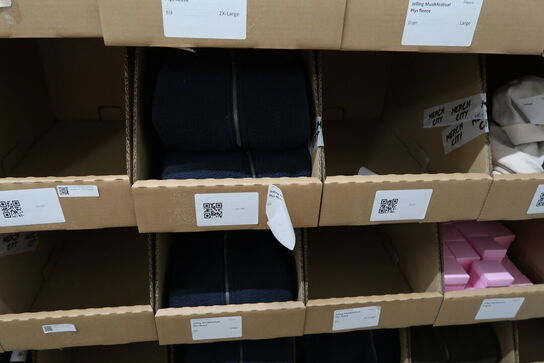 Div. Papkasser med Merchandise bl.a. tøj m.m.