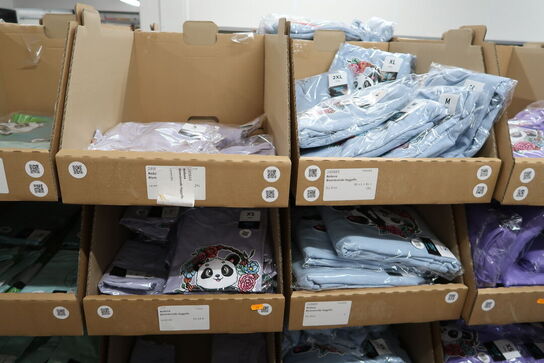 Div. Papkasser med Merchandise bl.a. tøj, huer, penalhuse, tasker m.m.