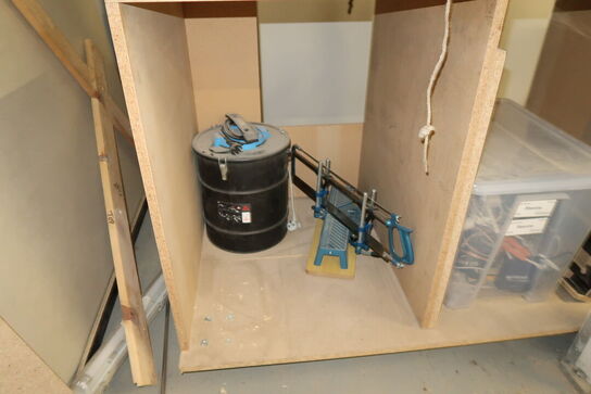 Arbejdsborde/reoler med div. Varelager og værktøj