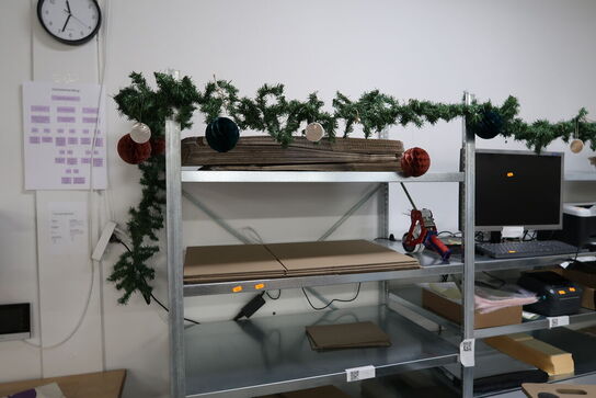 3 fag reoler med div. Pakkematerialer (elektronik medfølger ikke)