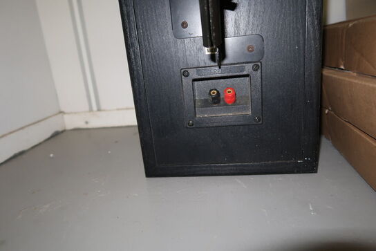 Div. Elektronik, højtalere, skrivebord, merchandise m.m.